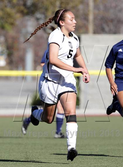Thumbnail 3 in Flintridge Sacred Heart vs. West Ranch (Los Tacos Holiday Festival) photogallery.