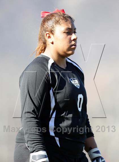Thumbnail 3 in Flintridge Sacred Heart vs. West Ranch (Los Tacos Holiday Festival) photogallery.
