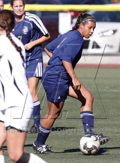 Thumbnail 2 in Flintridge Sacred Heart vs. West Ranch (Los Tacos Holiday Festival) photogallery.