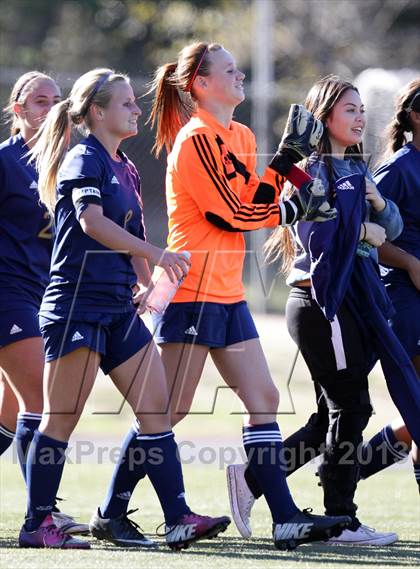 Thumbnail 3 in Flintridge Sacred Heart vs. West Ranch (Los Tacos Holiday Festival) photogallery.