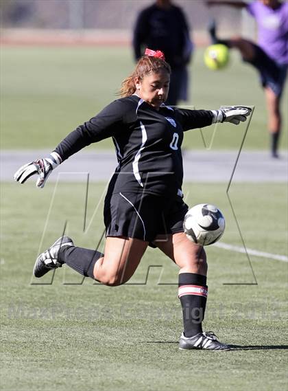 Thumbnail 3 in Flintridge Sacred Heart vs. West Ranch (Los Tacos Holiday Festival) photogallery.