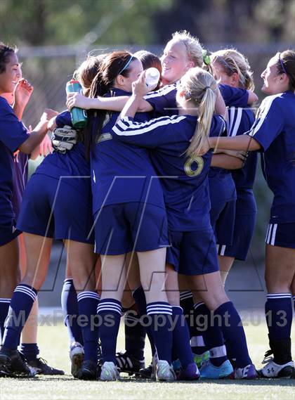 Thumbnail 3 in Flintridge Sacred Heart vs. West Ranch (Los Tacos Holiday Festival) photogallery.