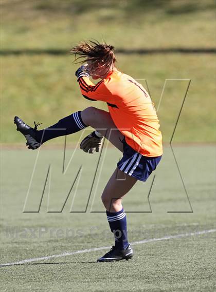 Thumbnail 3 in Flintridge Sacred Heart vs. West Ranch (Los Tacos Holiday Festival) photogallery.