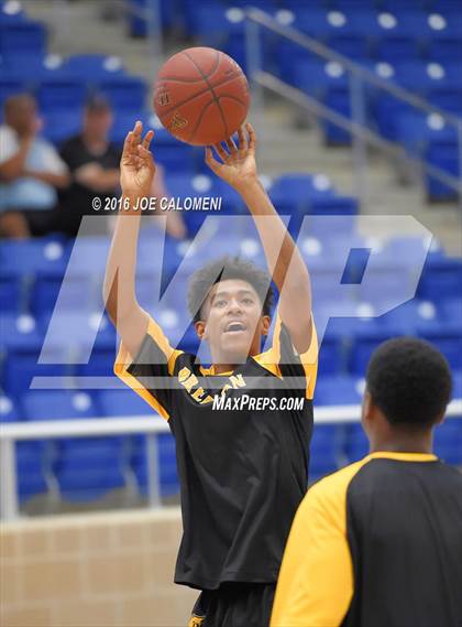 Thumbnail 1 in Brennan vs Warren photogallery.