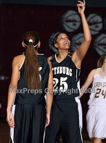 Thumbnail 2 in Pittsburg vs Whitesboro (Sherman Holiday Tournament) photogallery.
