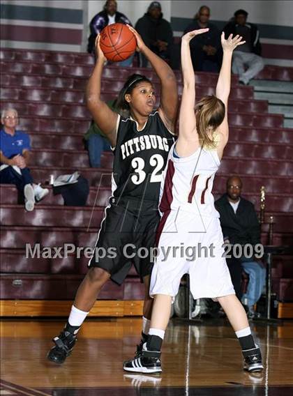 Thumbnail 2 in Pittsburg vs Whitesboro (Sherman Holiday Tournament) photogallery.