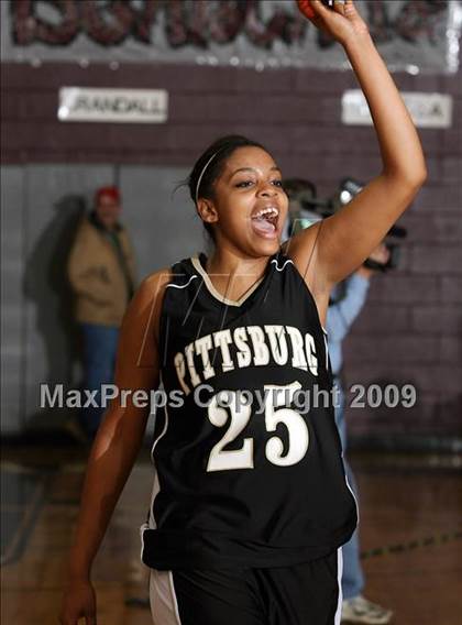 Thumbnail 3 in Pittsburg vs Whitesboro (Sherman Holiday Tournament) photogallery.