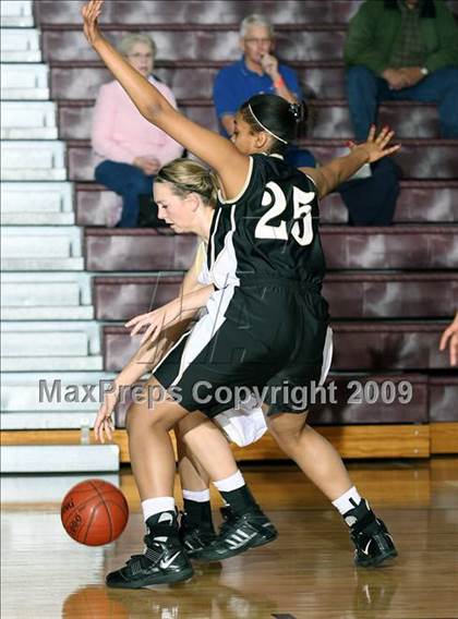Thumbnail 2 in Pittsburg vs Whitesboro (Sherman Holiday Tournament) photogallery.