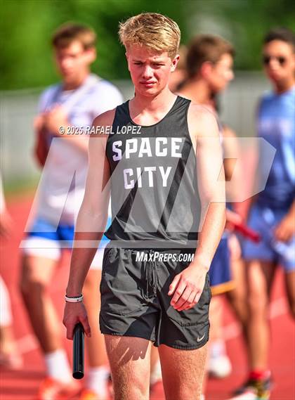 Thumbnail 2 in Northland Christian Relays (4x400M) photogallery.
