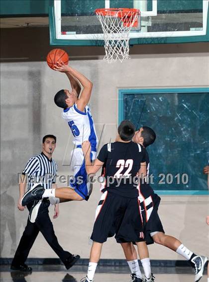 Thumbnail 3 in Windward vs. Huntington Beach (MaxPreps Holiday Classic) photogallery.