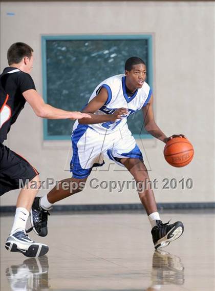 Thumbnail 2 in Windward vs. Huntington Beach (MaxPreps Holiday Classic) photogallery.