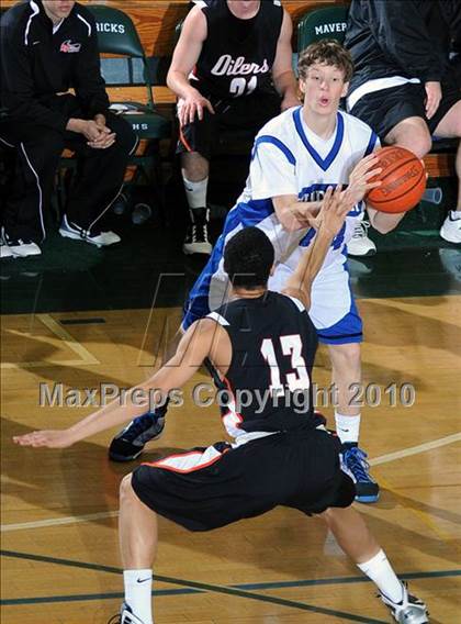 Thumbnail 1 in Windward vs. Huntington Beach (MaxPreps Holiday Classic) photogallery.