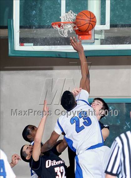 Thumbnail 1 in Windward vs. Huntington Beach (MaxPreps Holiday Classic) photogallery.
