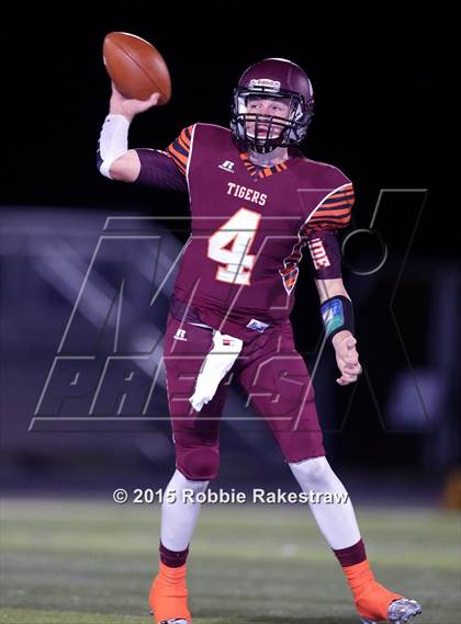 Thumbnail 1 in Tenaha vs. Muenster (UIL 2A Division II Regional Playoff) photogallery.