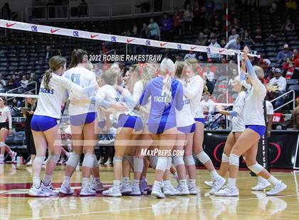 Thumbnail 1 in Columbus vs. Gunter (UIL 3A Semifinal) photogallery.