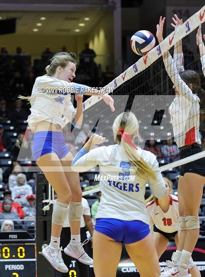 Thumbnail 2 in Columbus vs. Gunter (UIL 3A Semifinal) photogallery.