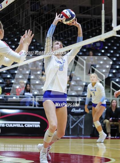 Thumbnail 2 in Columbus vs. Gunter (UIL 3A Semifinal) photogallery.
