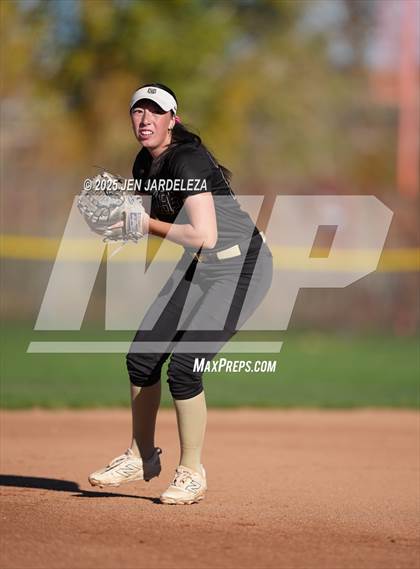 Thumbnail 2 in Palmer Ridge vs. Holy Family (CHSAA 4A Semifinal) photogallery.