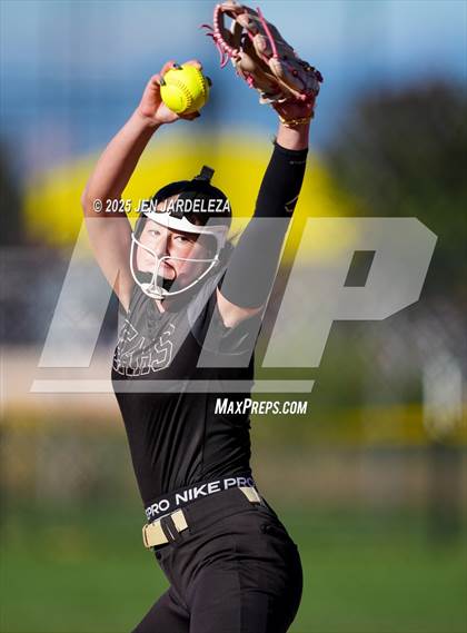 Thumbnail 2 in Palmer Ridge vs. Holy Family (CHSAA 4A Semifinal) photogallery.