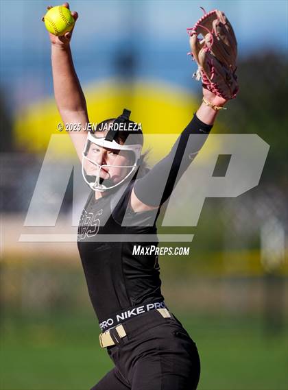 Thumbnail 3 in Palmer Ridge vs. Holy Family (CHSAA 4A Semifinal) photogallery.