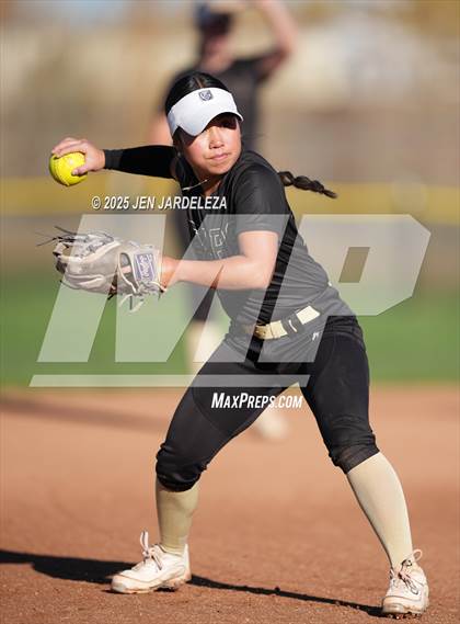 Thumbnail 3 in Palmer Ridge vs. Holy Family (CHSAA 4A Semifinal) photogallery.