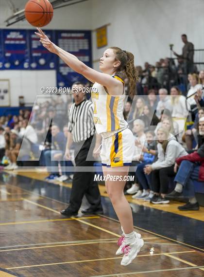 Thumbnail 3 in Shoreham-Wading River vs West Babylon (NYSPHSAA Section XI Class A Semifinal) photogallery.