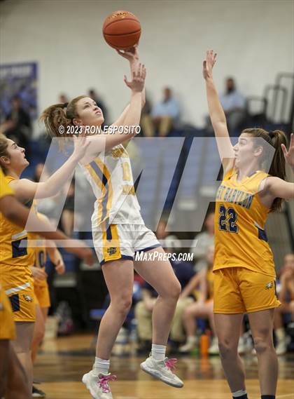 Thumbnail 2 in Shoreham-Wading River vs West Babylon (NYSPHSAA Section XI Class A Semifinal) photogallery.
