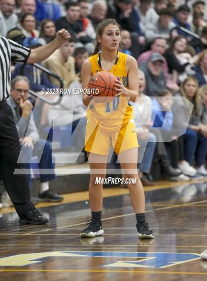 Thumbnail 2 in Shoreham-Wading River vs West Babylon (NYSPHSAA Section XI Class A Semifinal) photogallery.