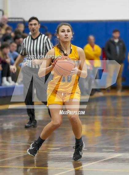 Thumbnail 3 in Shoreham-Wading River vs West Babylon (NYSPHSAA Section XI Class A Semifinal) photogallery.