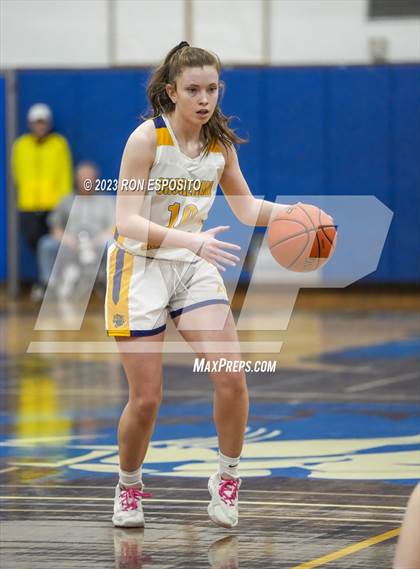 Thumbnail 3 in Shoreham-Wading River vs West Babylon (NYSPHSAA Section XI Class A Semifinal) photogallery.