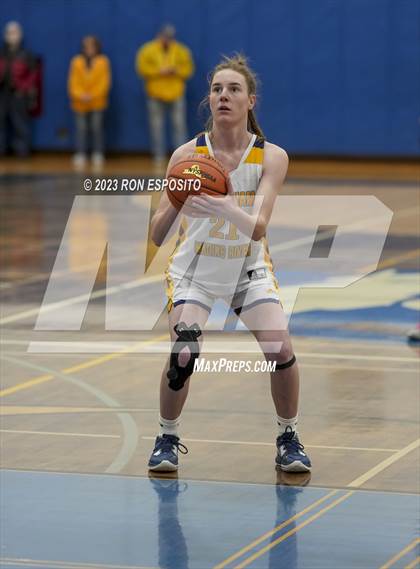 Thumbnail 3 in Shoreham-Wading River vs West Babylon (NYSPHSAA Section XI Class A Semifinal) photogallery.