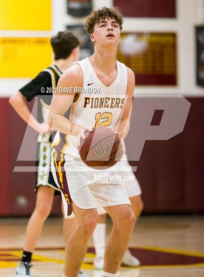 Thumbnail 2 in Royal @ Simi Valley photogallery.