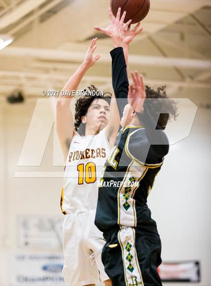 Thumbnail 3 in Royal @ Simi Valley photogallery.