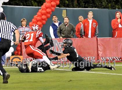 Thumbnail 3 in Mater Dei vs. Servite photogallery.
