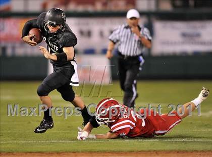 Thumbnail 3 in Mater Dei vs. Servite photogallery.