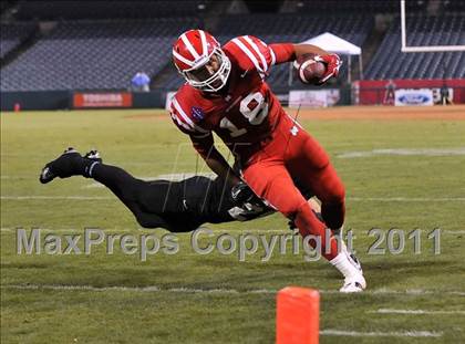 Thumbnail 3 in Mater Dei vs. Servite photogallery.