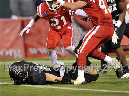 Thumbnail 2 in Mater Dei vs. Servite photogallery.