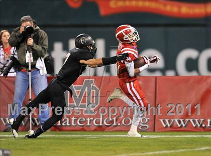 Thumbnail 1 in Mater Dei vs. Servite photogallery.