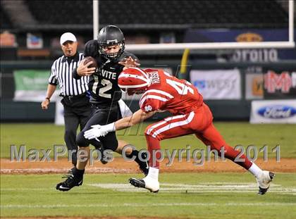 Thumbnail 3 in Mater Dei vs. Servite photogallery.