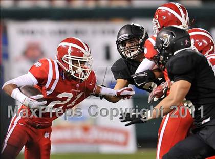 Thumbnail 2 in Mater Dei vs. Servite photogallery.