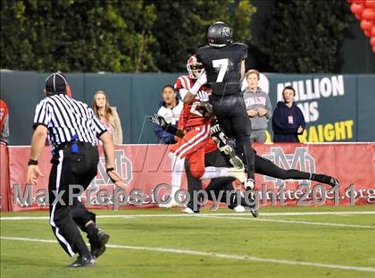 Thumbnail 3 in Mater Dei vs. Servite photogallery.