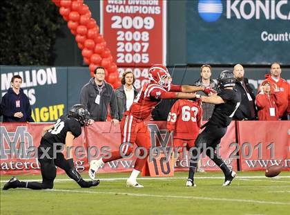 Thumbnail 2 in Mater Dei vs. Servite photogallery.