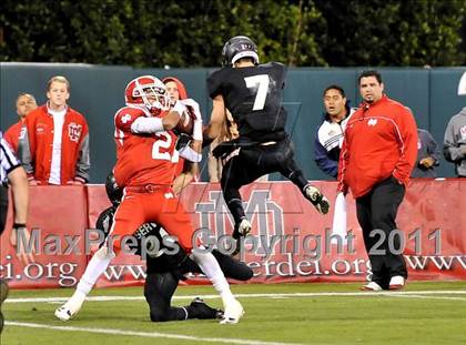 Thumbnail 2 in Mater Dei vs. Servite photogallery.
