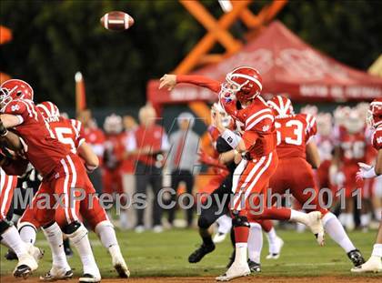 Thumbnail 2 in Mater Dei vs. Servite photogallery.
