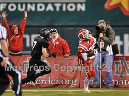 Thumbnail 2 in Mater Dei vs. Servite photogallery.