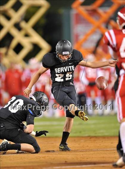 Thumbnail 2 in Mater Dei vs. Servite photogallery.