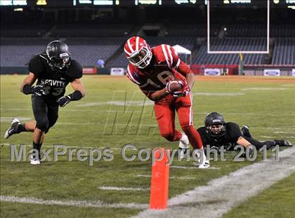 Thumbnail 3 in Mater Dei vs. Servite photogallery.