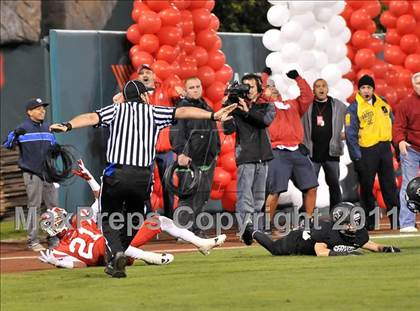 Thumbnail 1 in Mater Dei vs. Servite photogallery.
