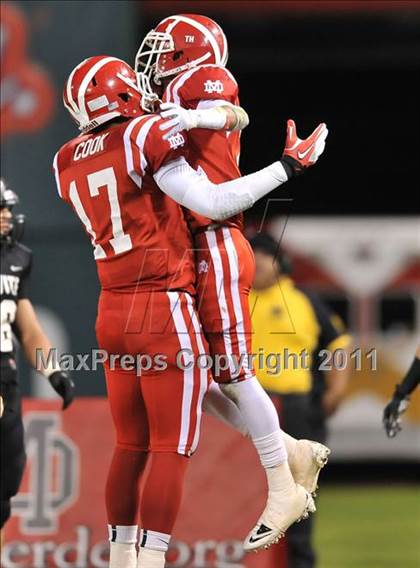 Thumbnail 2 in Mater Dei vs. Servite photogallery.