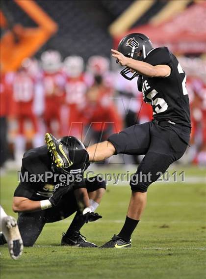Thumbnail 1 in Mater Dei vs. Servite photogallery.